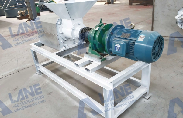 In recent years, the fertilizer dewatering machine for organic fertilizer production has become an important part of modern fertilizer plants. By comparing different dewatering machines, this article explains how internal structure and working principles affect real applications. Based on our long-term experience, we also share how proper equipment selection can improve efficiency and product quality.